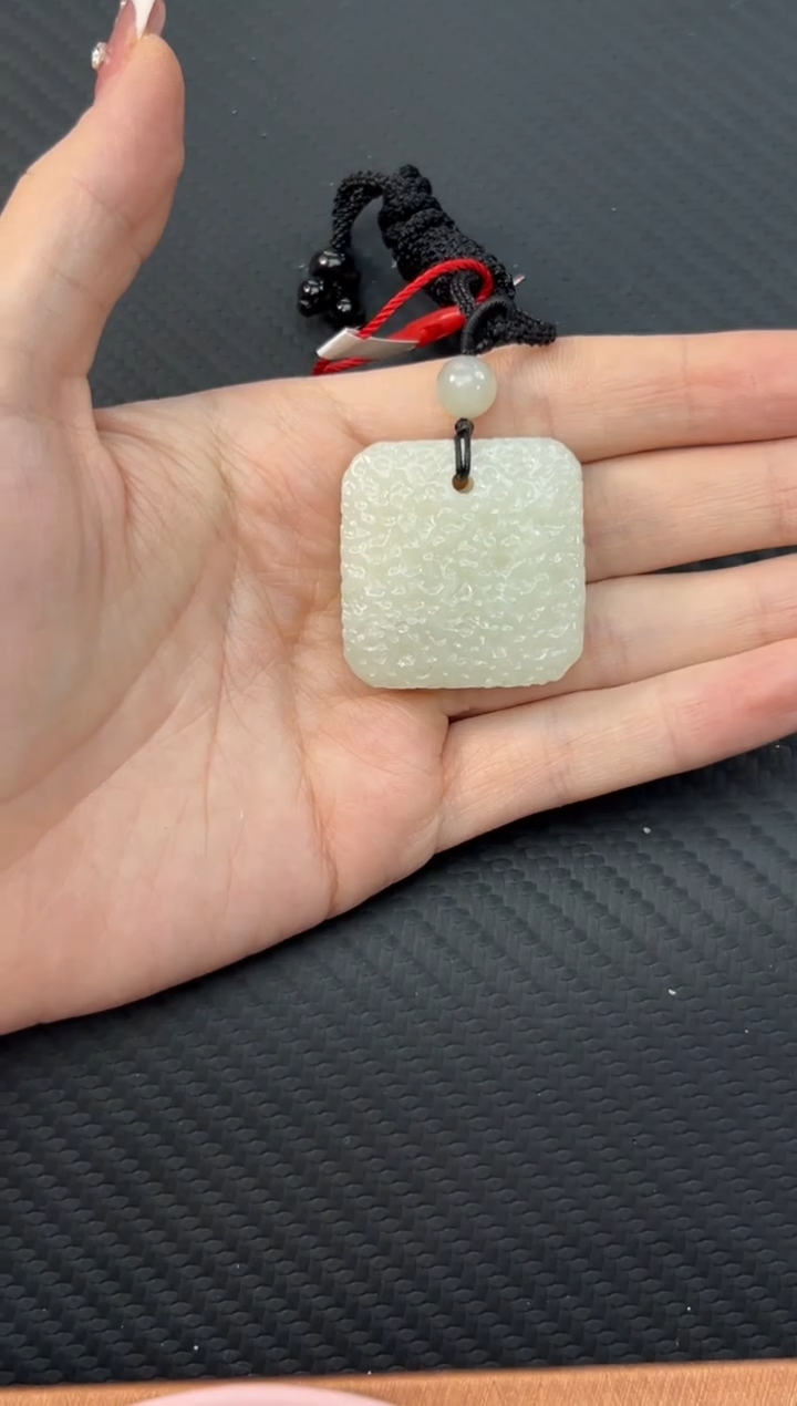 【闪购商品】和田玉吊坠(赠链)未镶嵌且末金山微色差吊坠