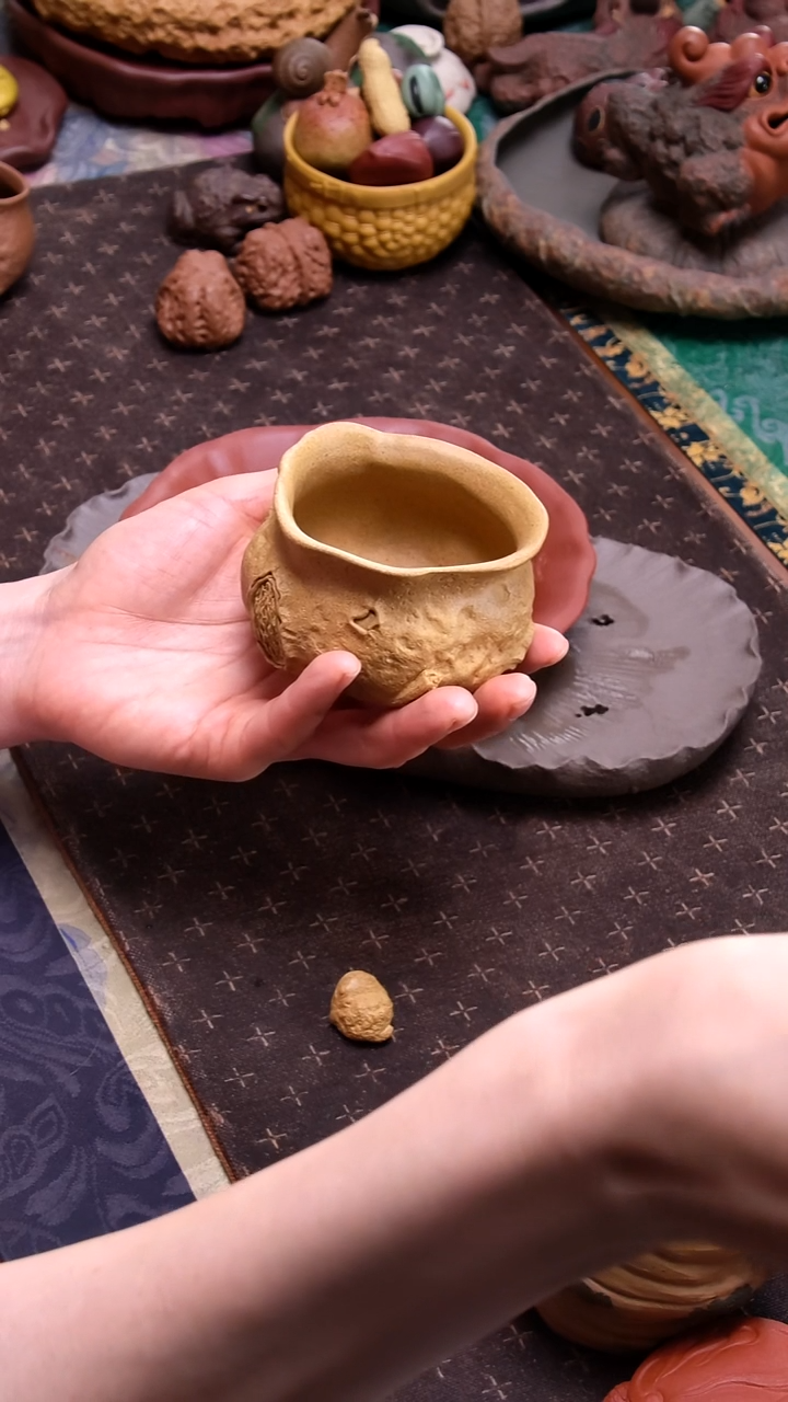 张月《钱袋供春杯》