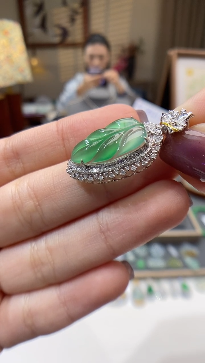 【闪购商品】翡翠颈饰18K金镶嵌叶子