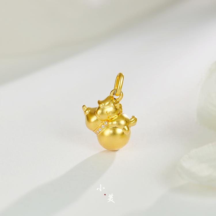 莫桑石18K金磨砂金马报福葫芦吊坠 G80918
