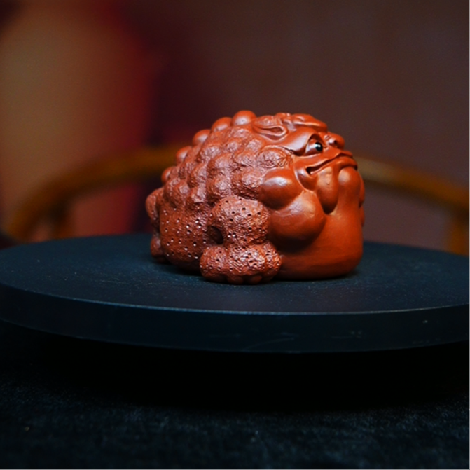 宜兴紫砂   红  鸿运当头（大蟾）