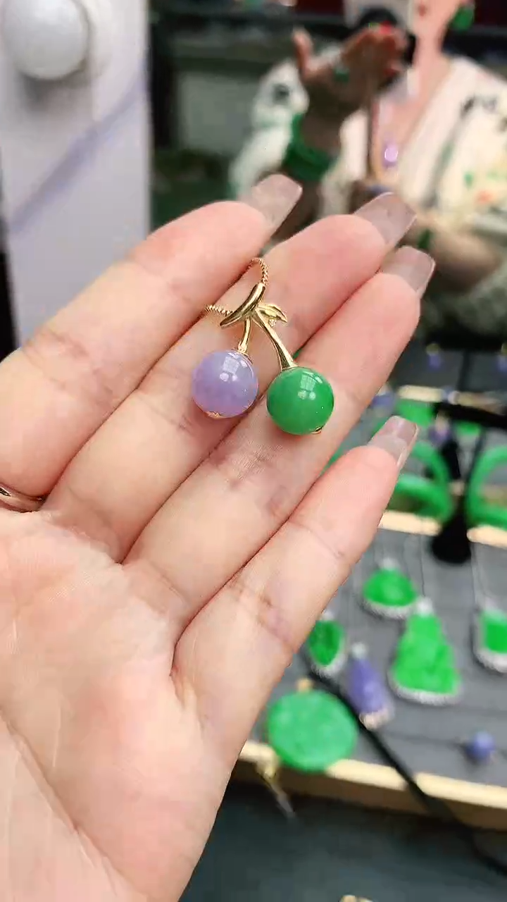 颈饰18K金镶嵌翡翠赠礼盒证书 