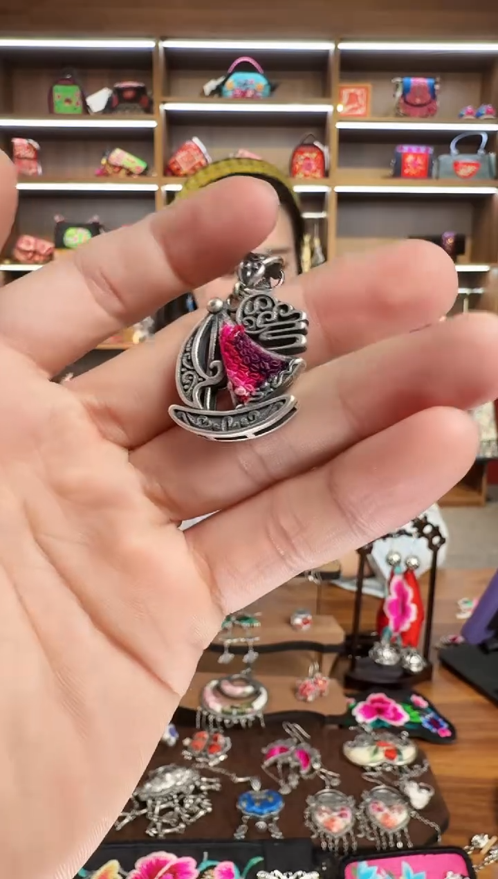 【闪购商品】织绣167蒙阿苏苗绣传承