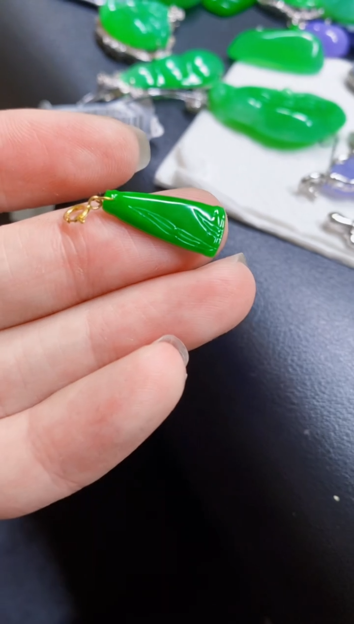 颈饰18K金镶嵌翡翠豆子