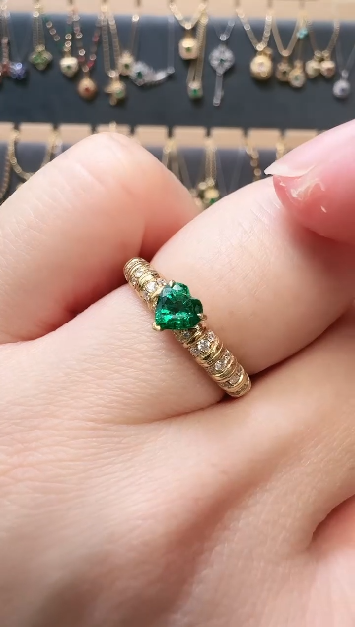 【闪购商品】祖母绿戒指18K金镶嵌18K金祖母绿爱心戒指