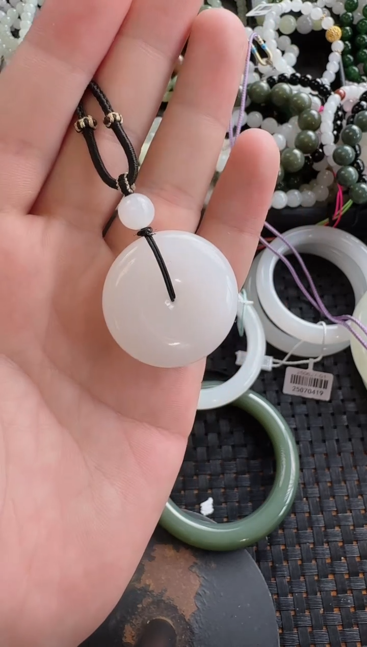 和田玉未镶嵌颈饰平安扣