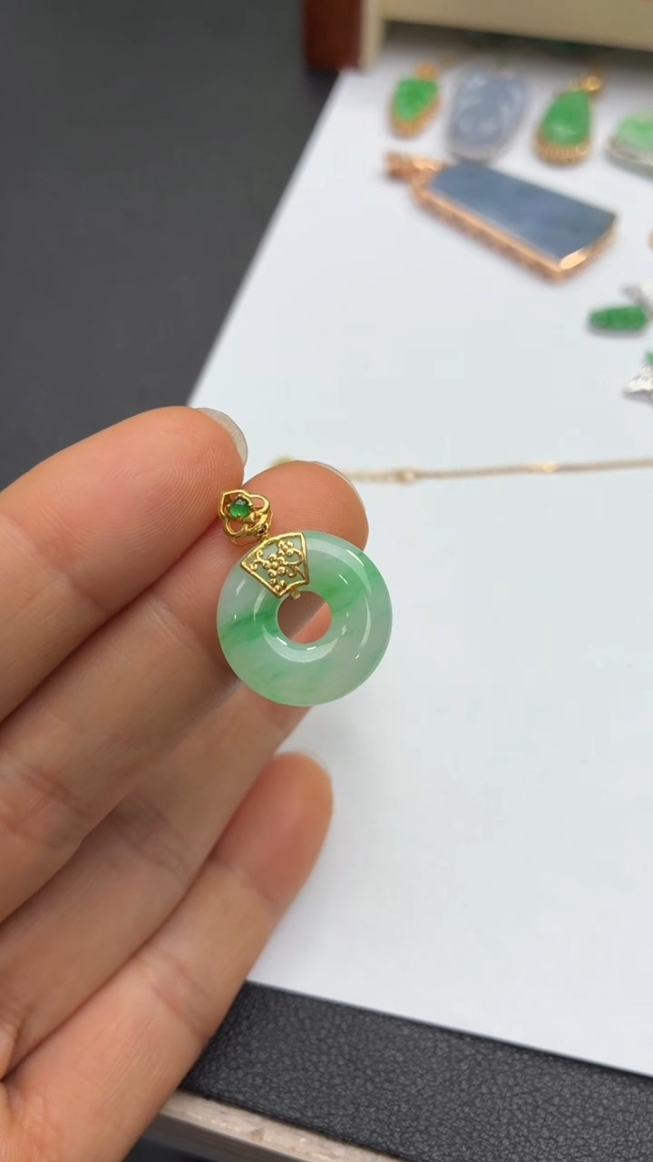 颈饰18K金镶嵌翡翠天然翡翠A货