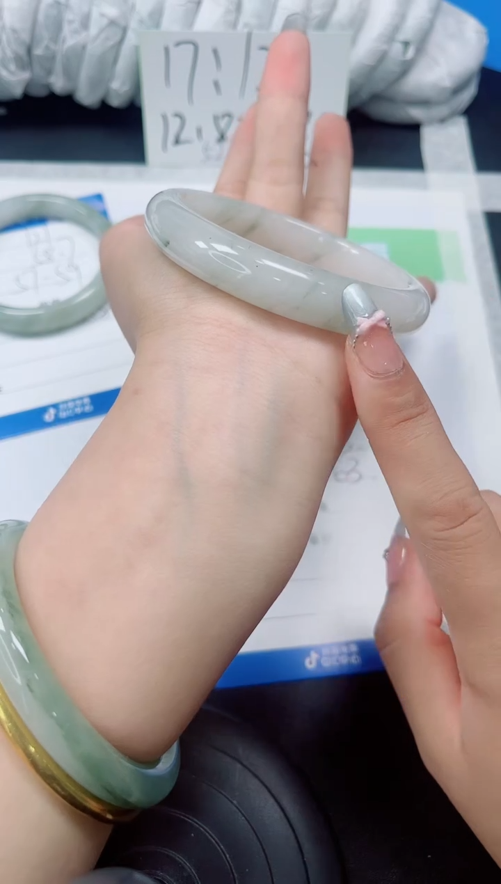 石英质玉手镯未镶嵌122-圈口：62.3