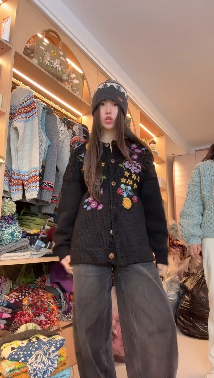 羊毛黑色立体花毛衣