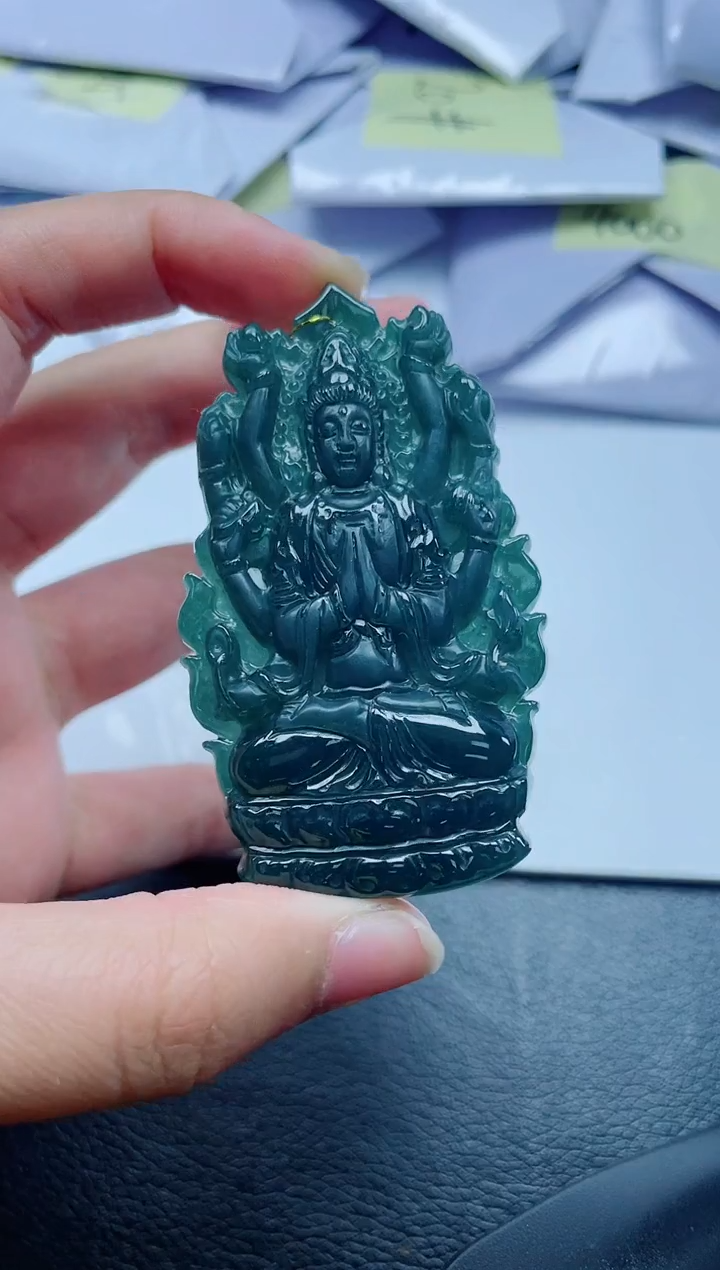 翡翠未镶嵌颈饰            