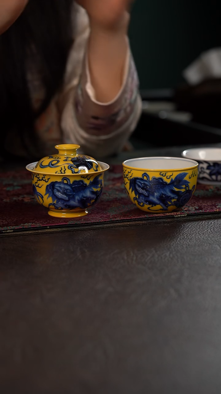 洪印慕明黄釉狮子两件套