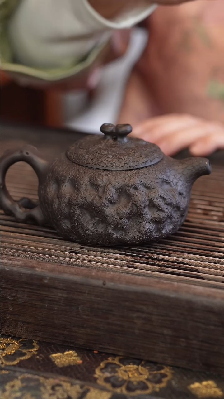 茶壶紫砂供春 黑金砂 270cc