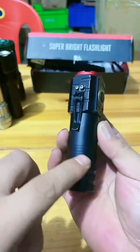 B539定焦三眼手电外观瑕疵带电池18650