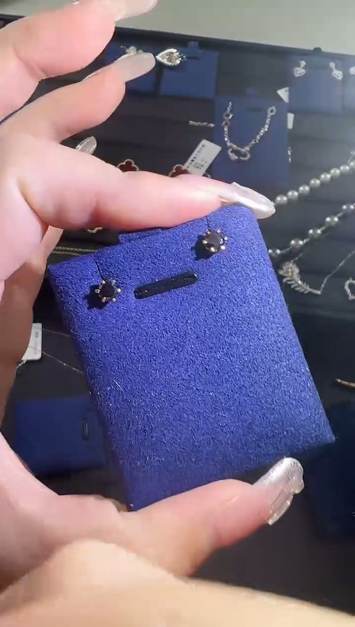 【闪购商品】钻石耳钉18K金镶嵌黑钻耳钉hgt