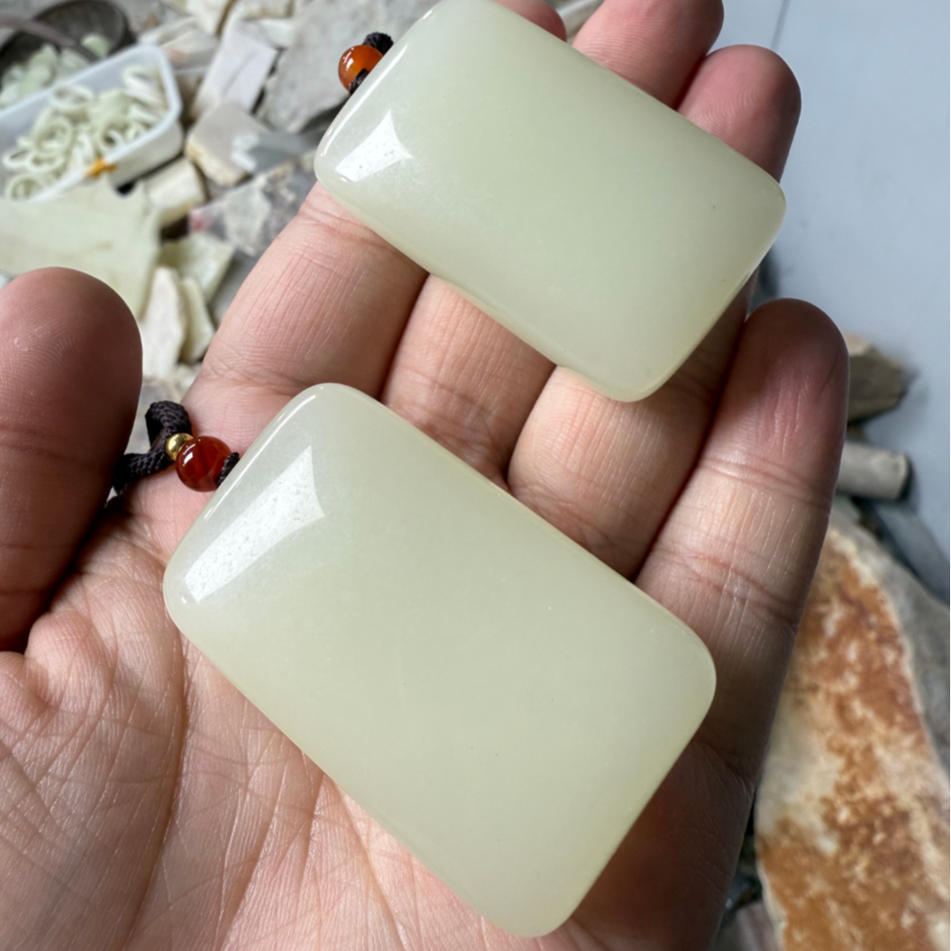 新疆且末和田玉蜂蜜水无事牌吊坠