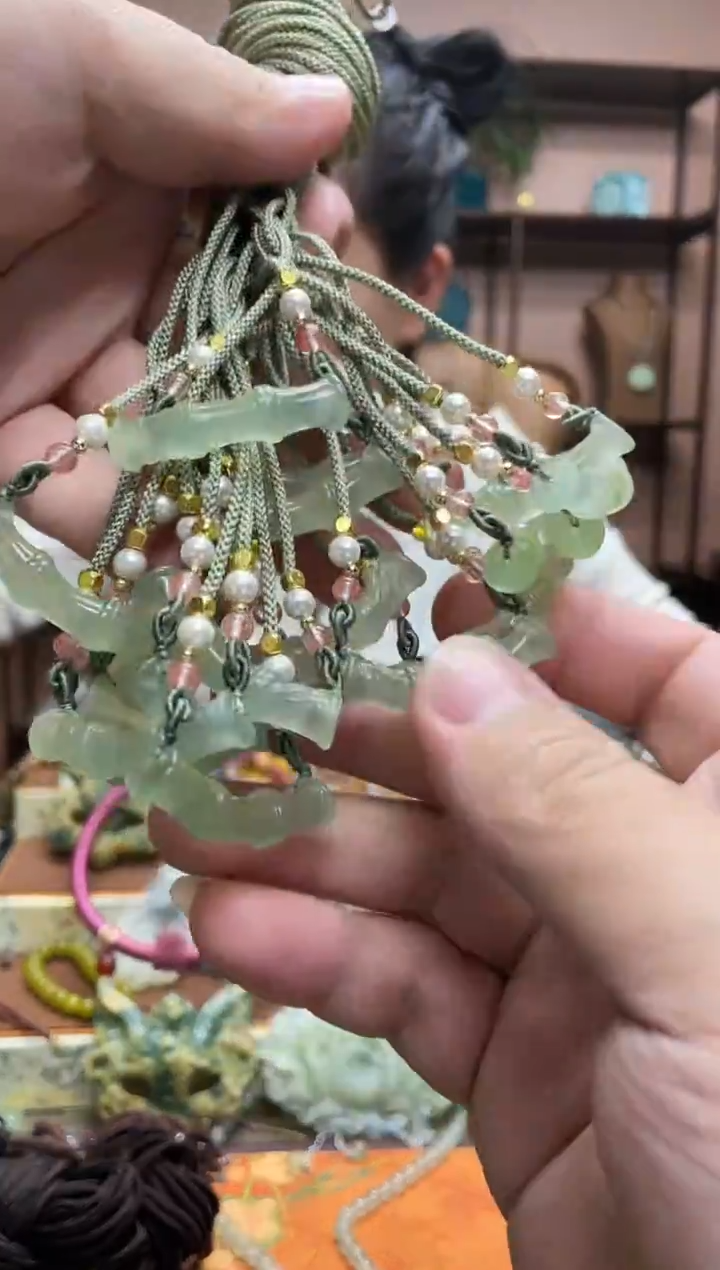 未镶嵌岫玉颈饰多样性发货发其中之一