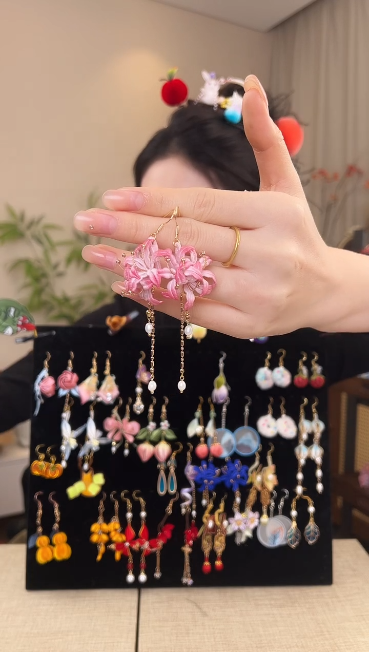 刺绣粉色彼岸花耳环