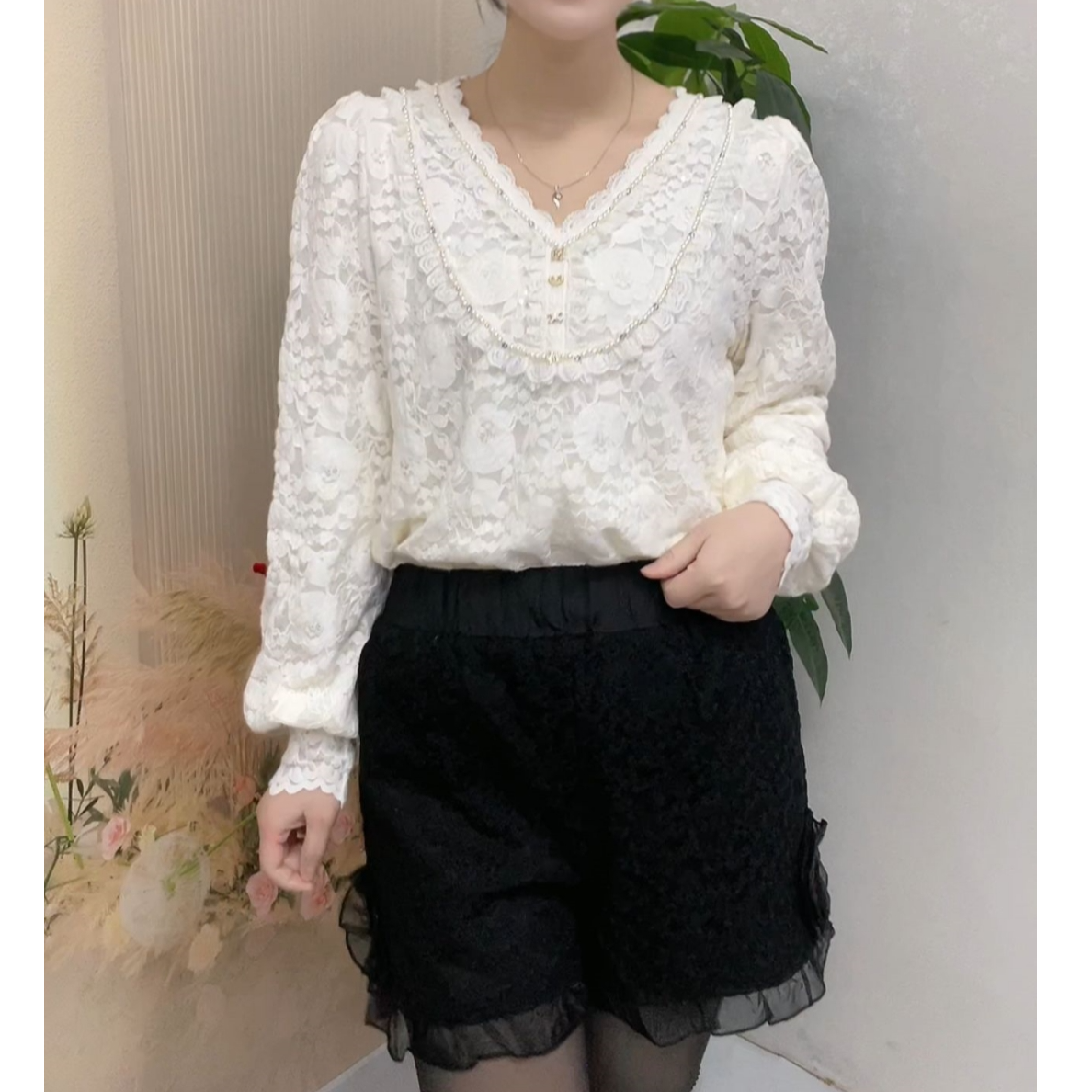 欧洲站2025秋冬新款女装百搭休闲洋气蕾丝花边V领长袖衬衫上衣女