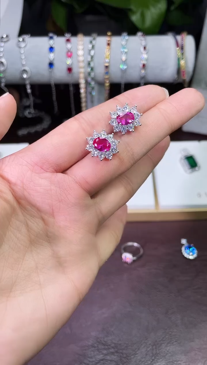 足铂镶嵌合成（培育）红宝石耳饰热粉耳钉