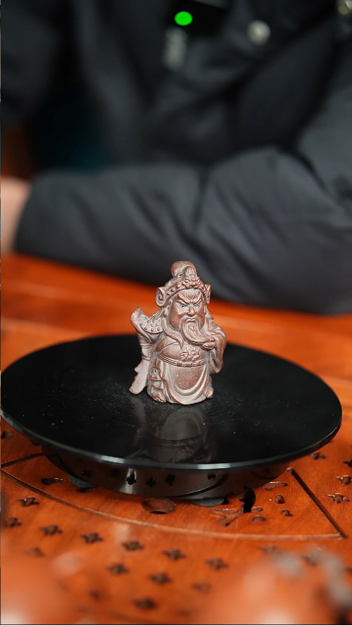 【闪购商品】紫砂茶宠古红泥刻绘人物关公精品摆件