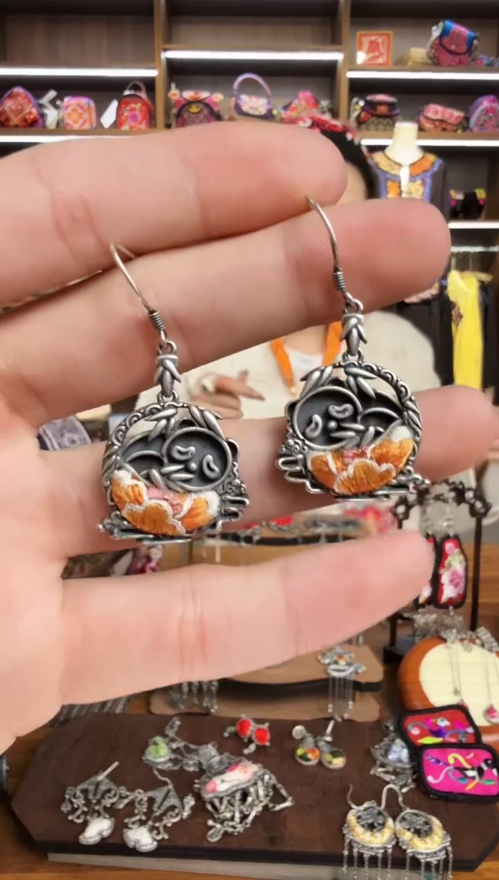 【闪购商品】织绣80蒙阿苏苗绣传承