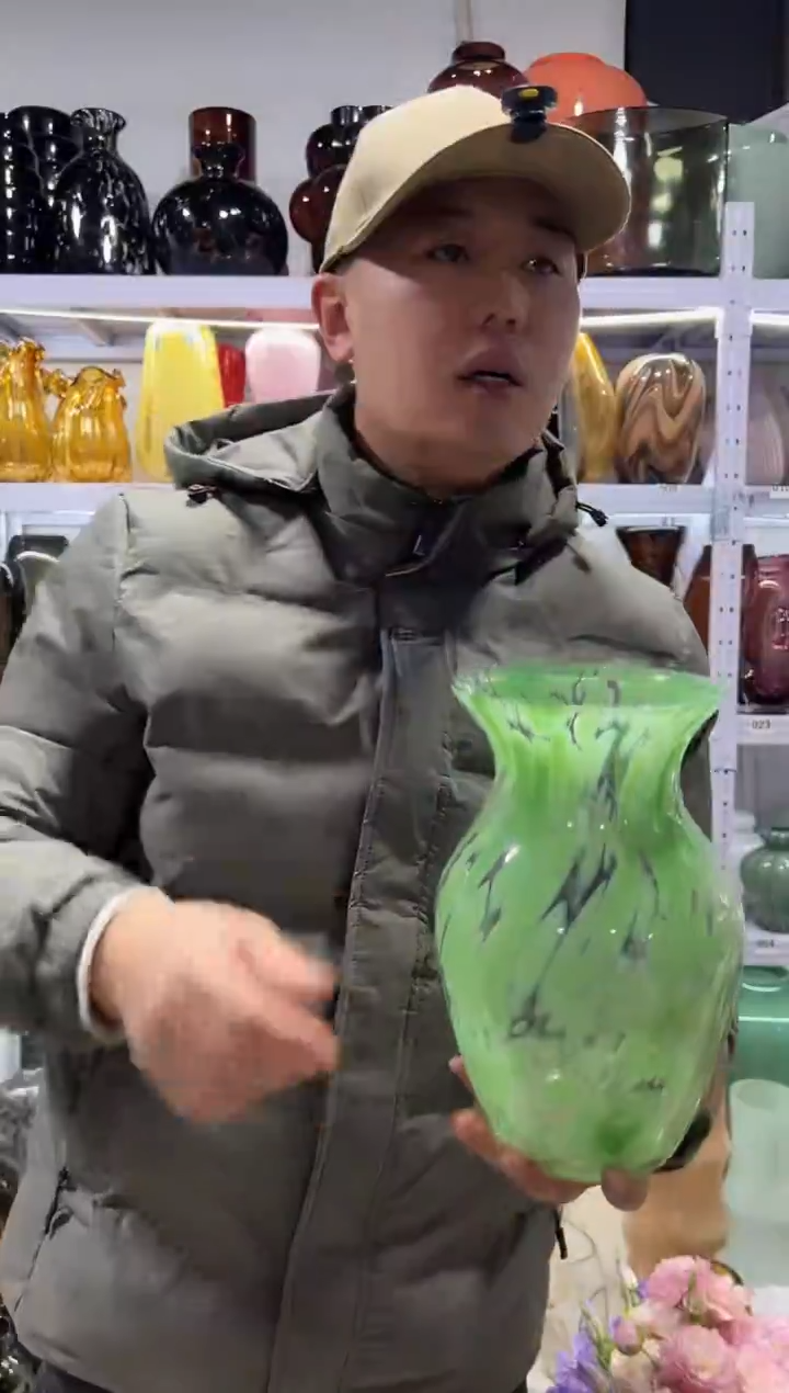 绿色彩点花瓶....