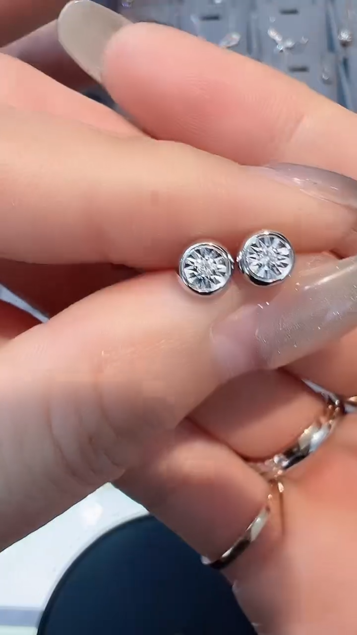 【闪购商品】钻石耳饰18K金镶嵌耳钉