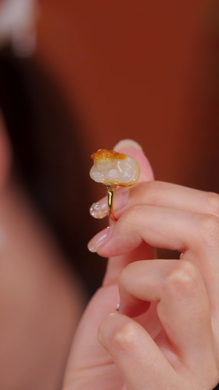 和田玉戒指18K金镶嵌貔貅