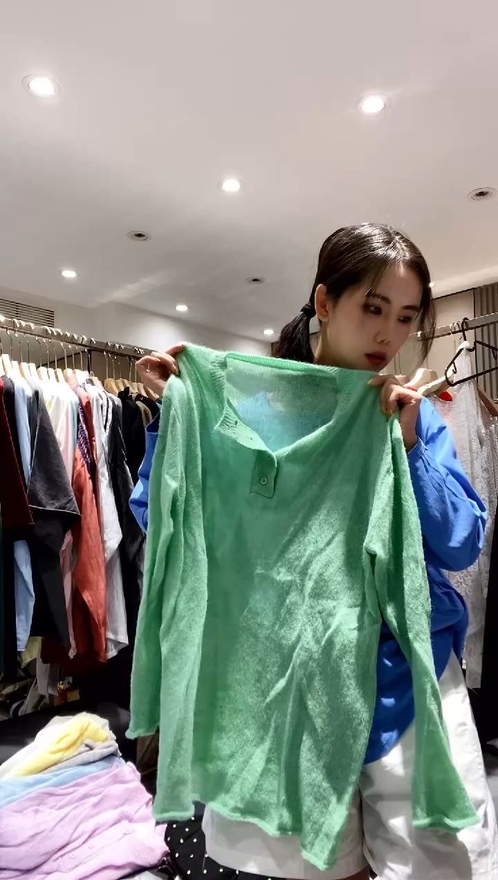 绿色的领子扣子针织衫