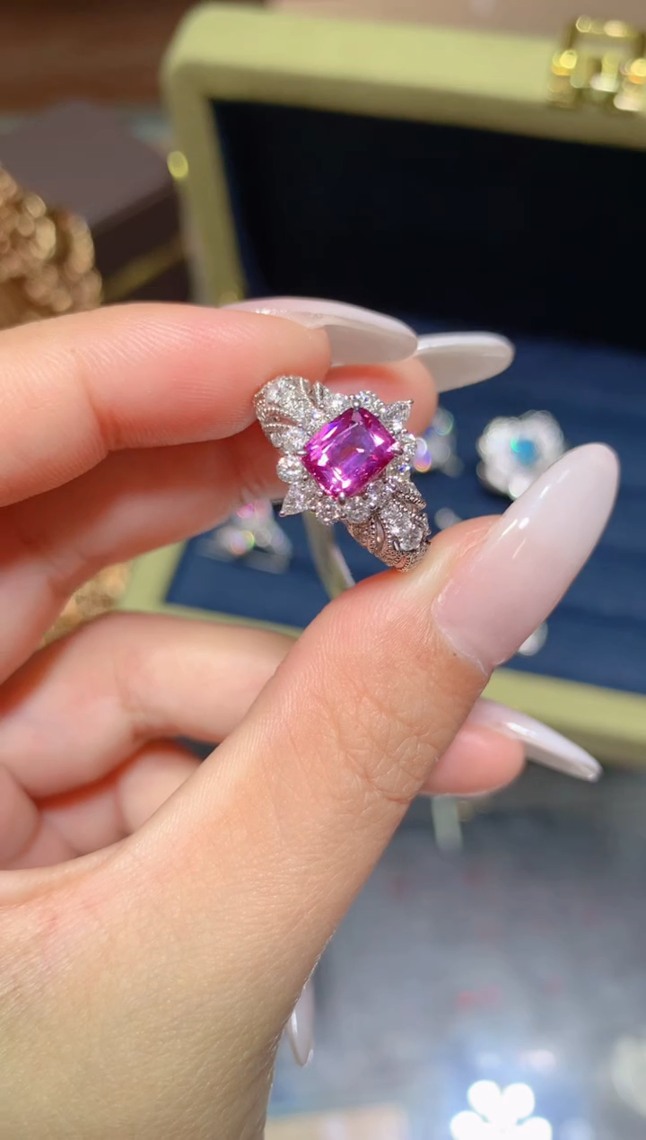 【闪购商品】彩色蓝宝石戒指18K金镶嵌1.37CT