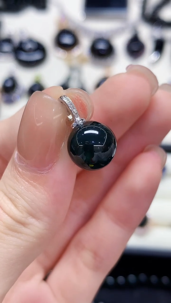 吊坠(不含链)18K金镶嵌翡翠多样性发其一