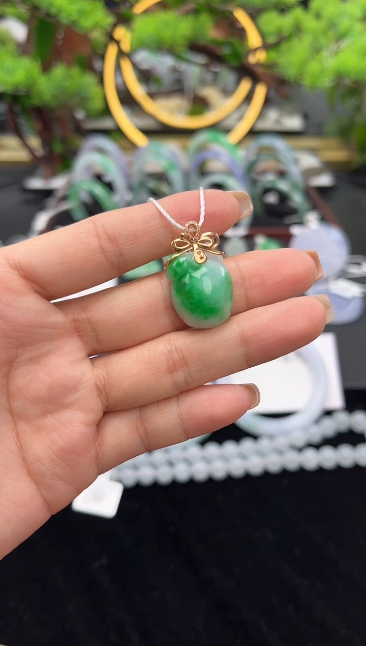 颈饰18K金镶嵌翡翠吊坠