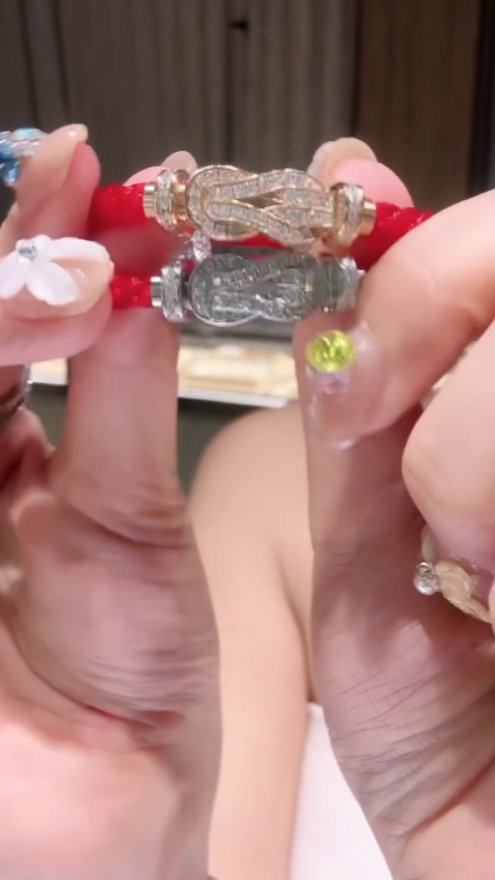 18K金镶嵌吊坠钻石8字吊坠