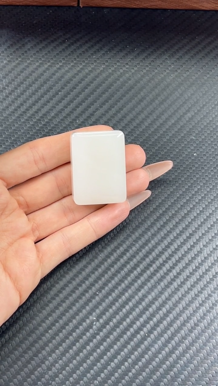 吊坠(赠链)未镶嵌和田玉黑山微色差吊坠