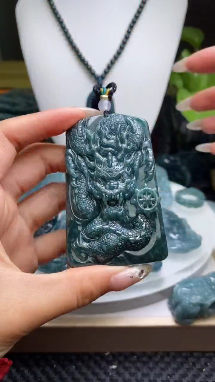 翡翠未镶嵌颈饰         