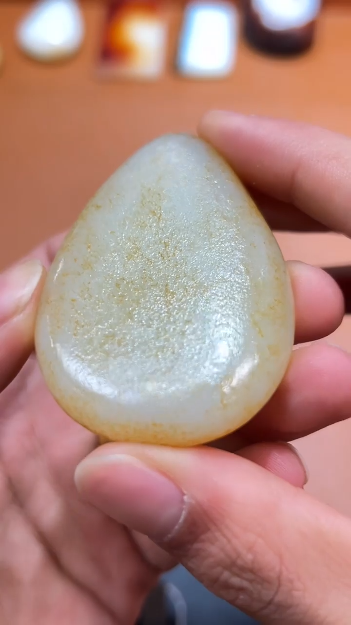 未镶嵌和田玉把件乡**。和田玉