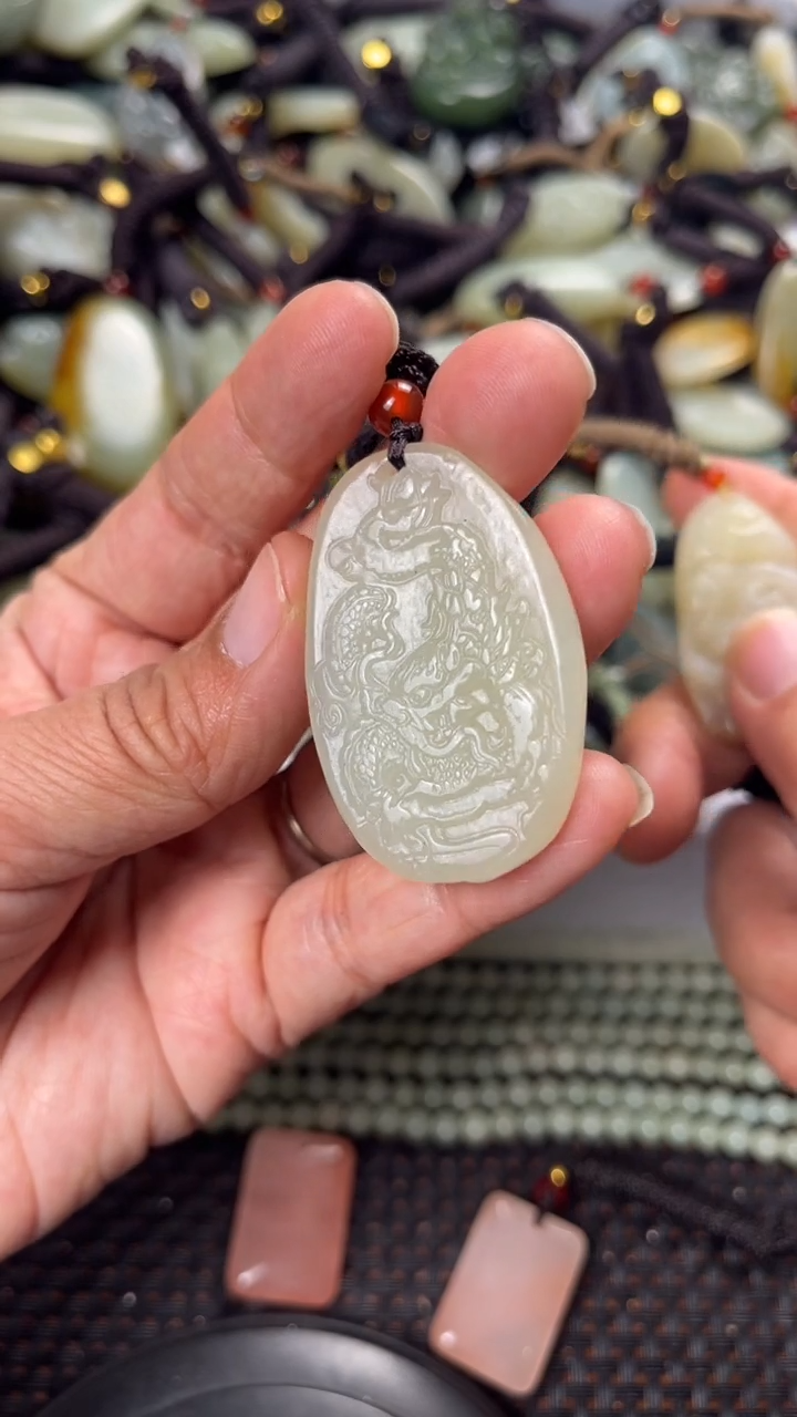 【闪购商品】和田玉颈饰未镶嵌多样性发货没有证书拍一发一有瑕