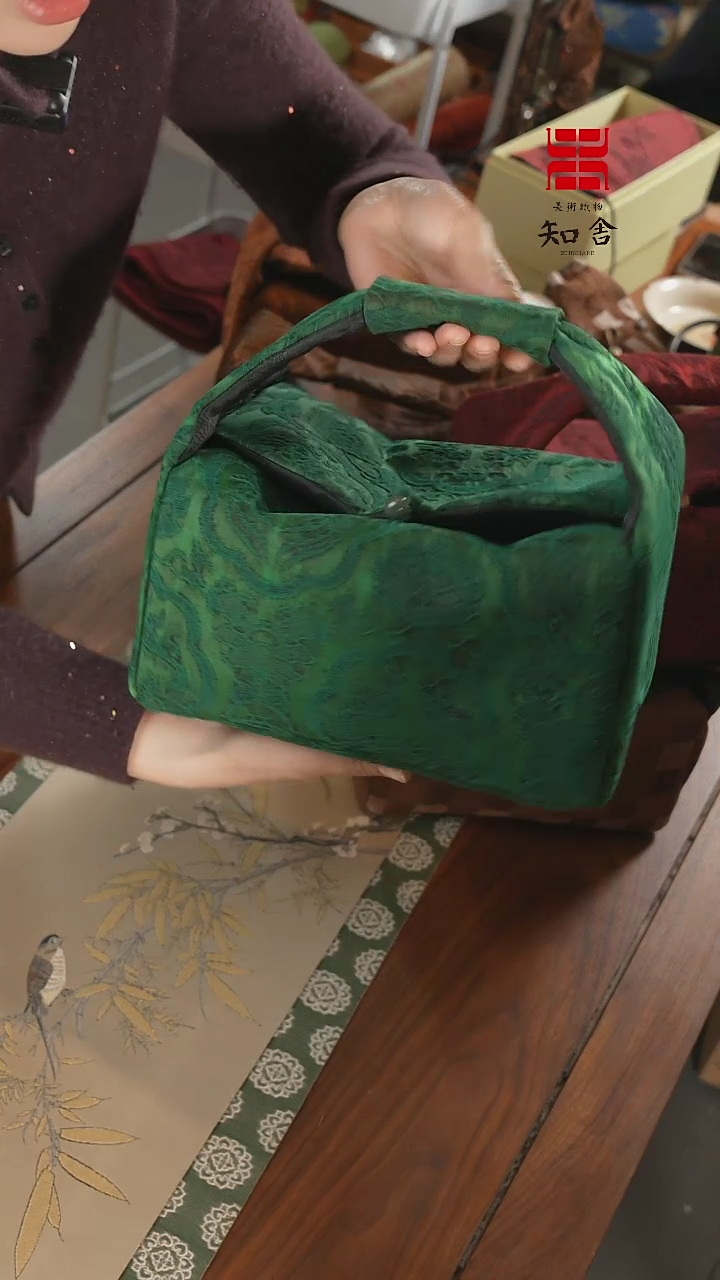 【闪购商品】织绣旅行包············