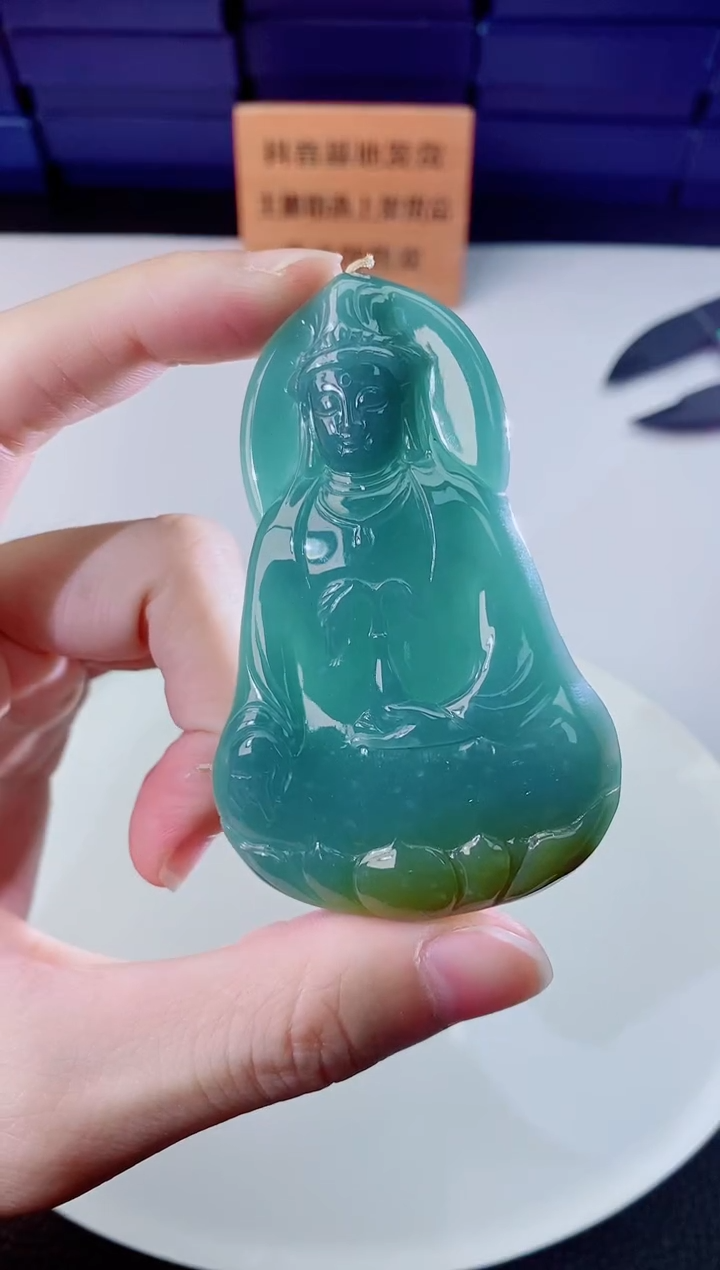 翡翠未镶嵌颈饰  `