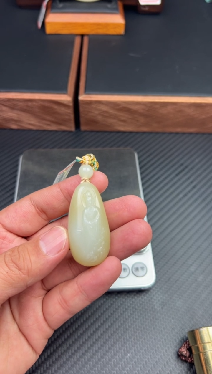 【闪购商品】和田玉吊坠(赠链)未镶嵌且末微色差迪克兰一细