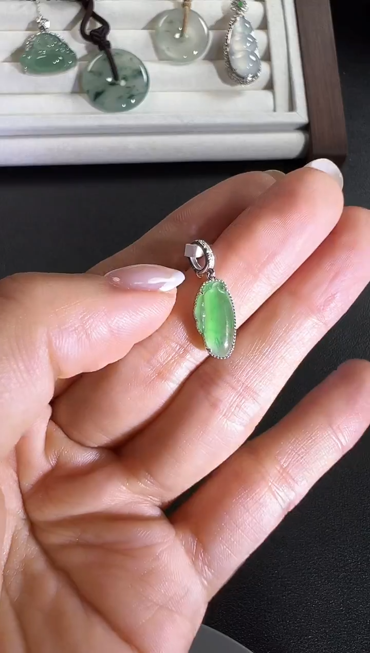 颈饰18K金镶嵌翡翠KJX1230-029