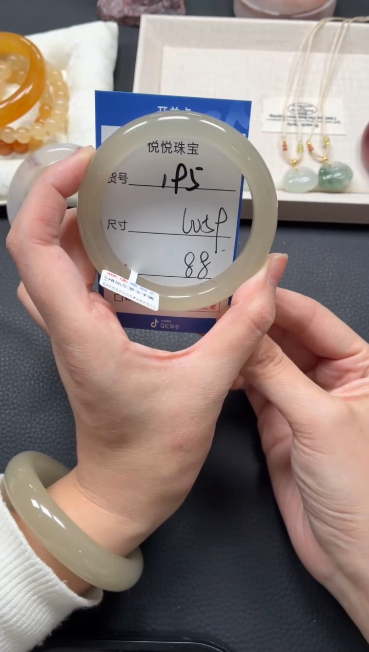 未镶嵌手镯石英质玉195