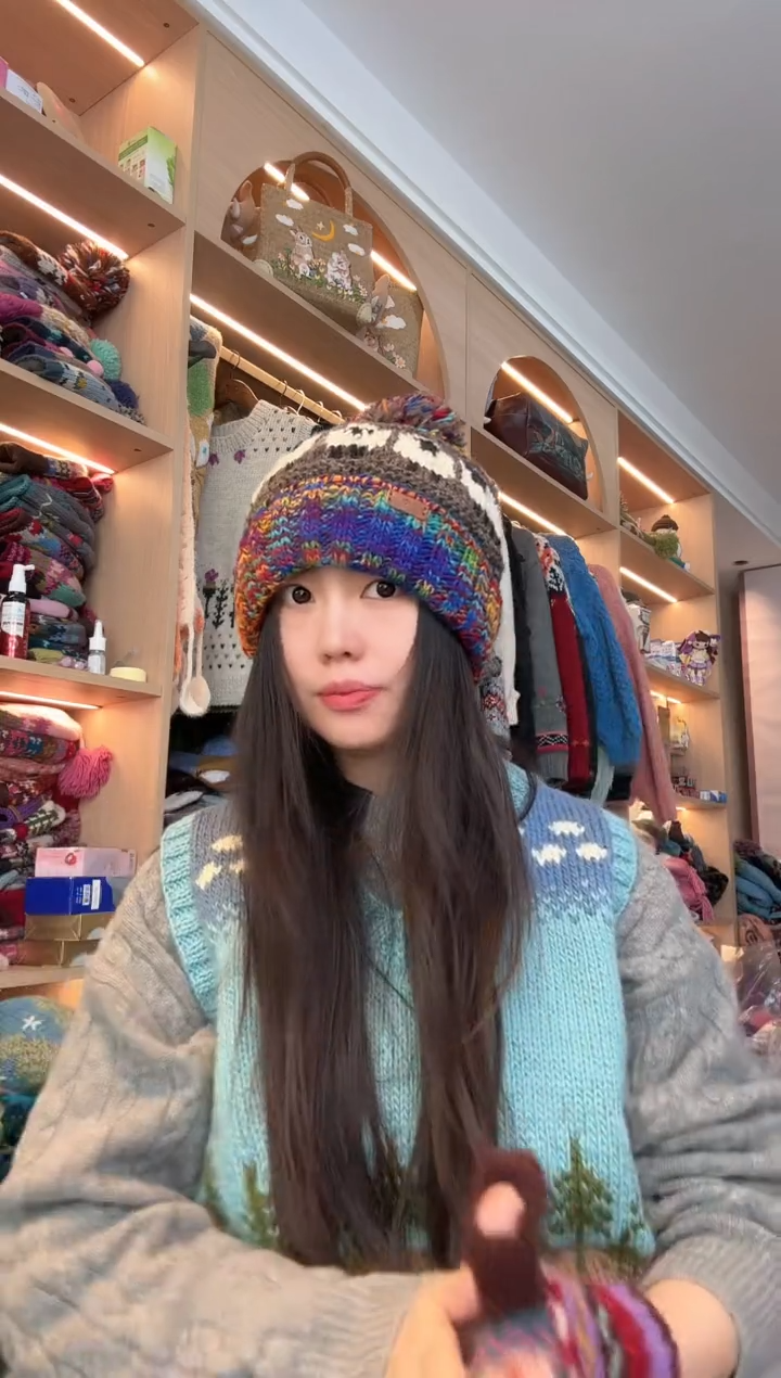 羊毛咖色彩虹小羊翻边帽