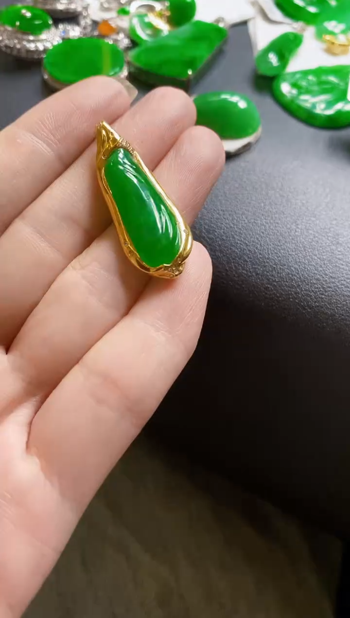 翡翠18K金镶嵌颈饰瓜