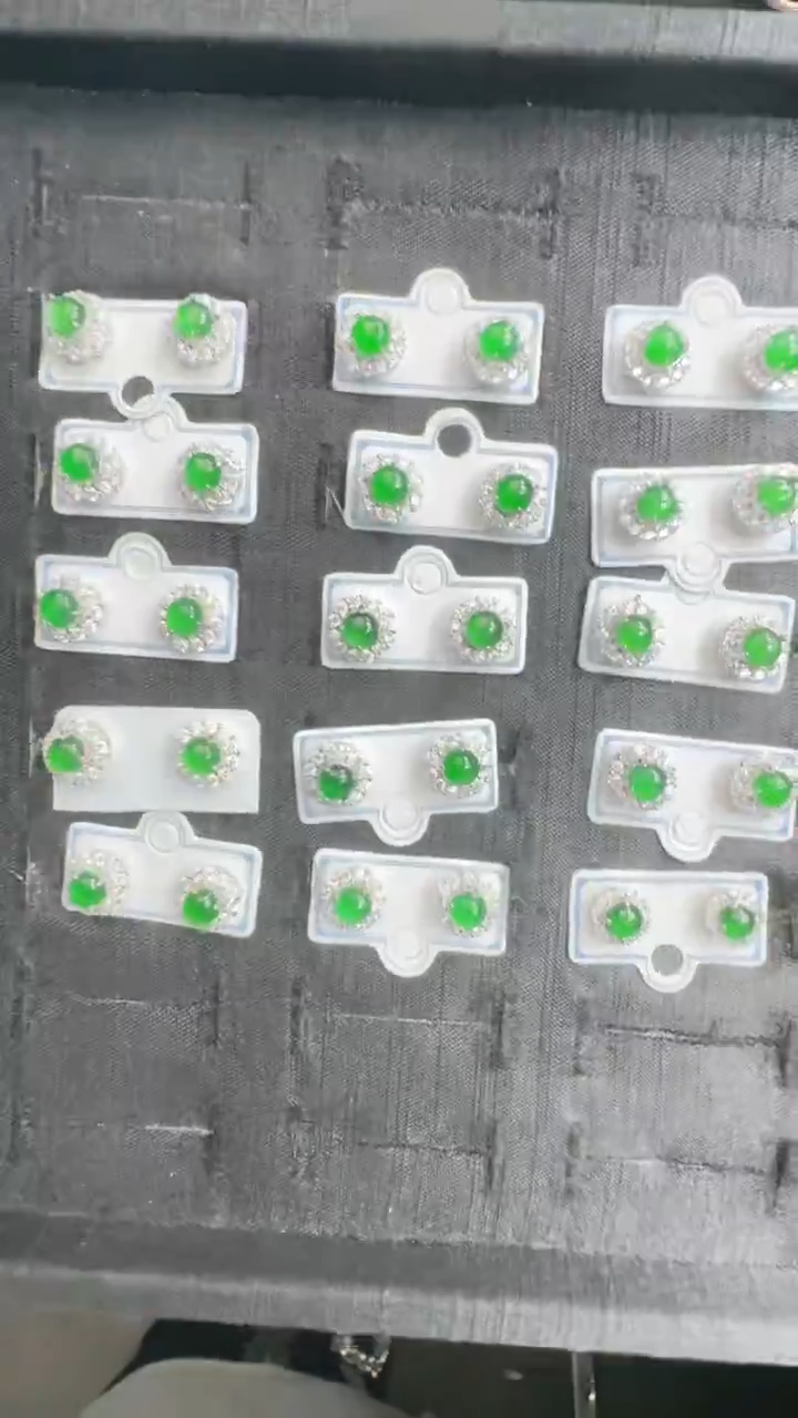 未镶嵌翡翠耳钉A货有轻微色差属于正常现象，耳钉多样性发货1