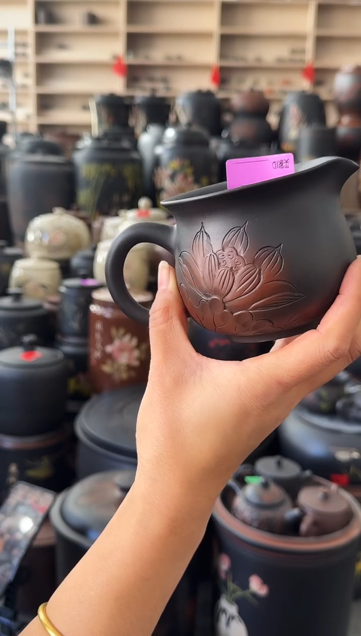 罐瑕疵浮雕荷花 公道杯   716