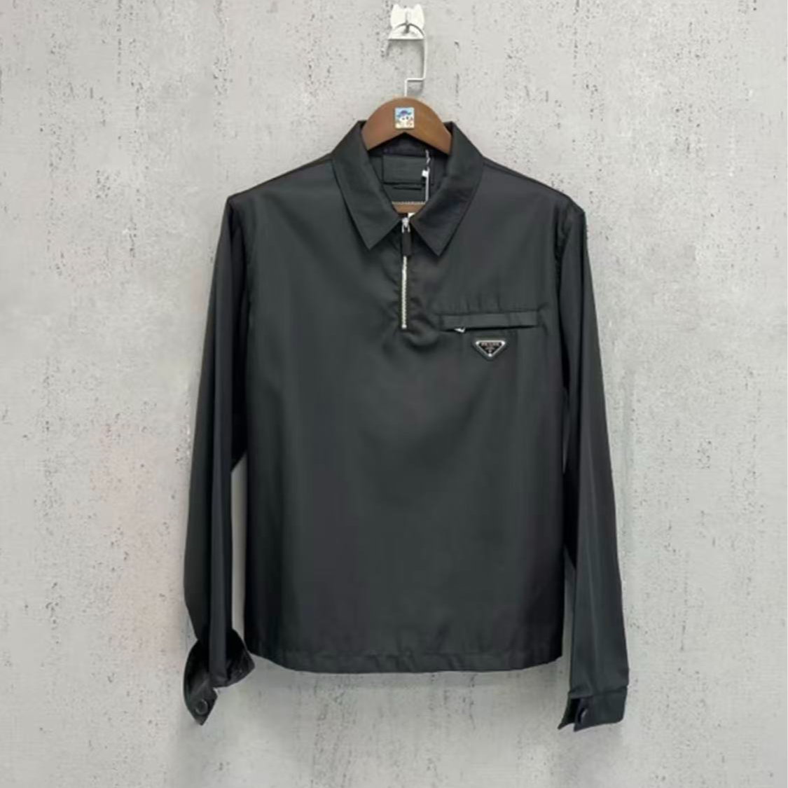 未使用 Prada/普拉达 三角钢标黑色半拉链外套 50码