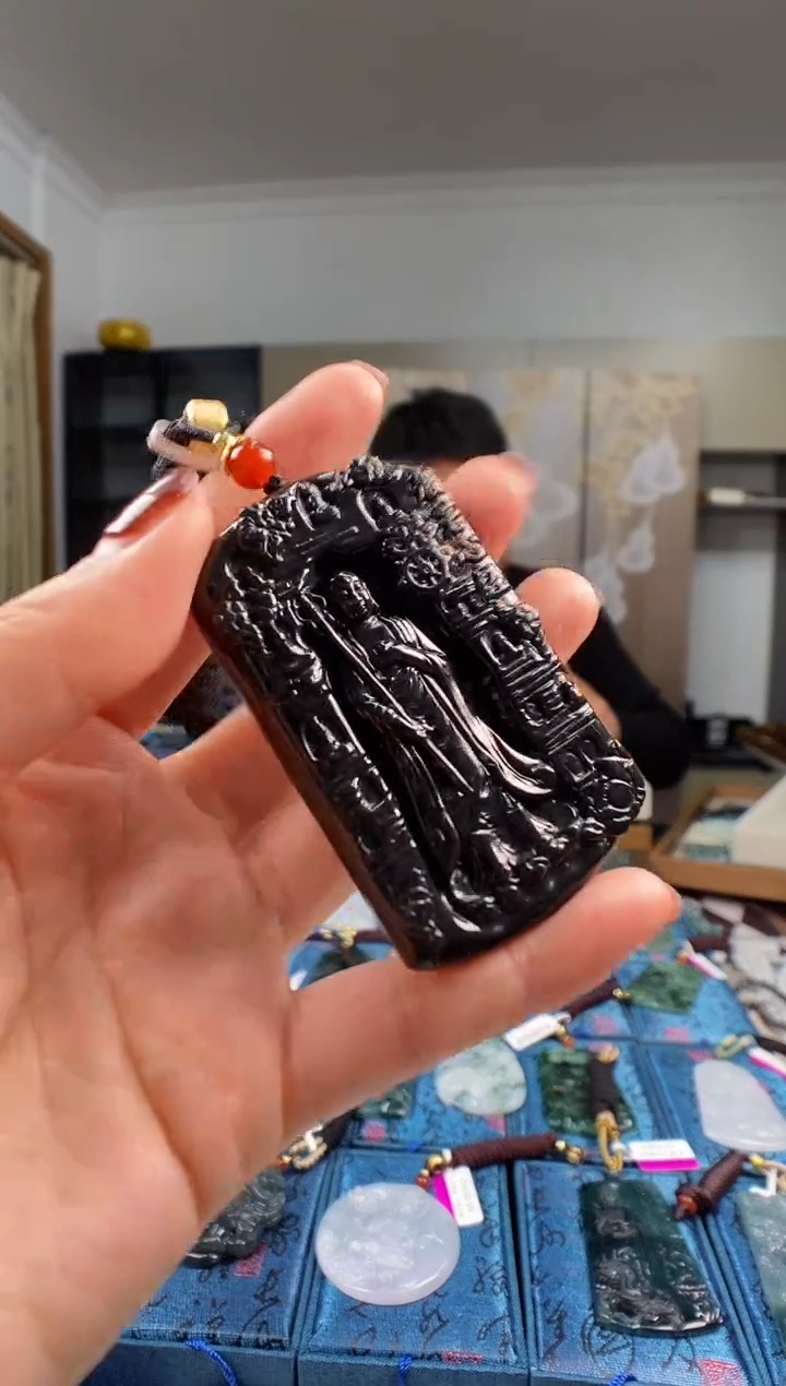 颈饰未镶嵌翡翠  多样性发其一