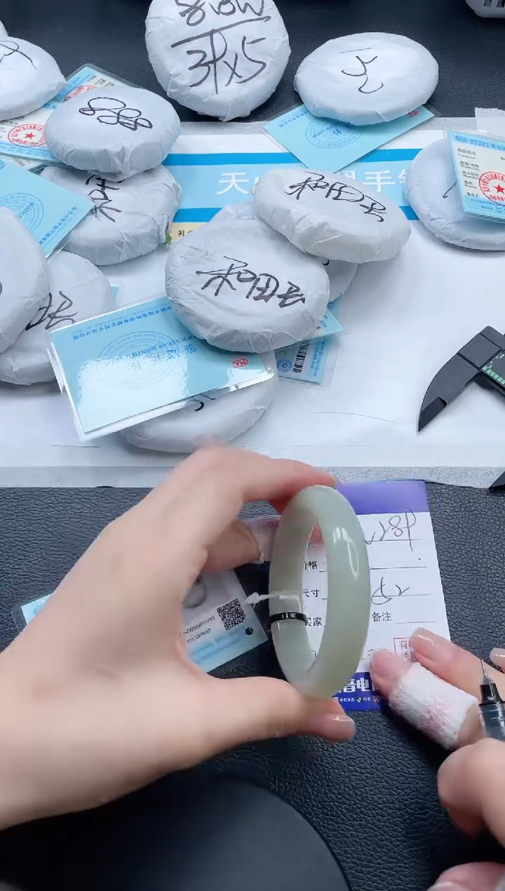 和田玉手镯未镶嵌12V289-52