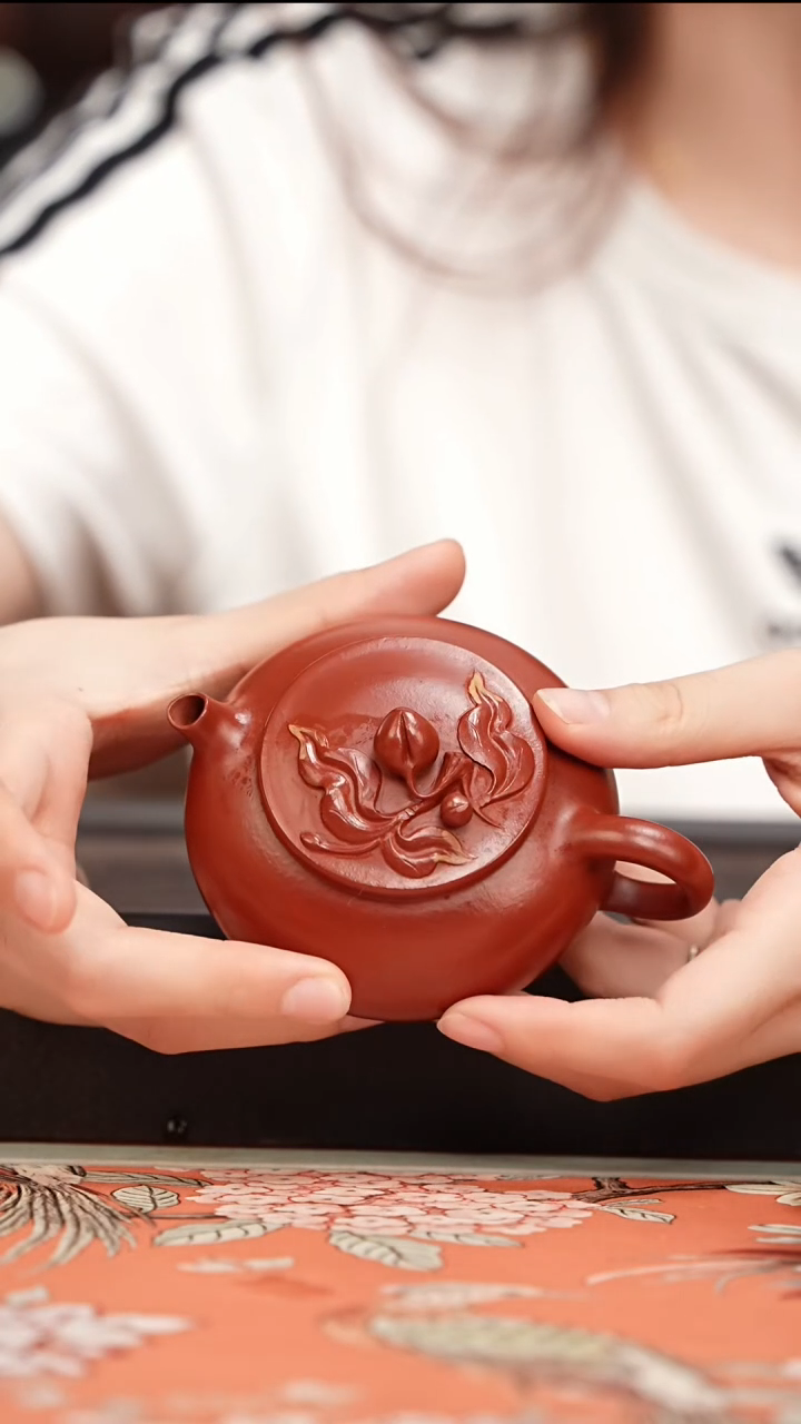 茶壶紫砂朱泥大红袍桃钮贴叶寒江150cc